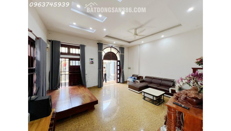 Biệt Thự Đã Hoàn Công 242m2, Ngang 12m, 3 Tầng, Dĩ An, Giá 8.2 Tỷ